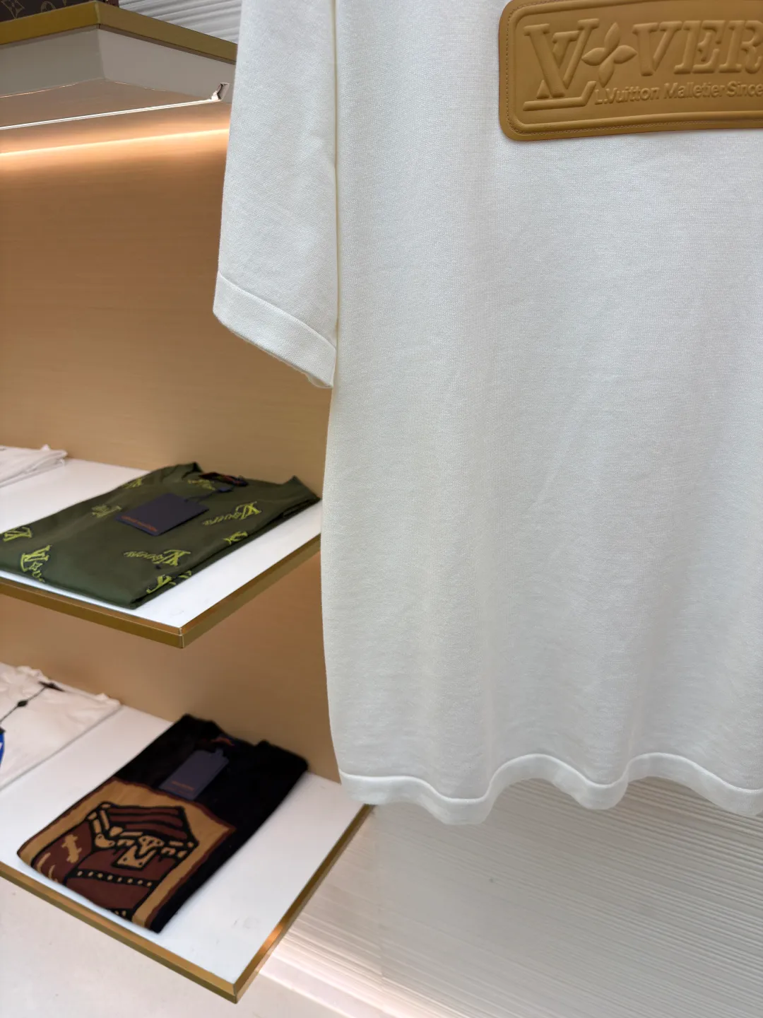 LOUIS VUITTON patched logo short sleeves ●Authentic product: purchased and developed at 9350 ●Item number: 1680944-A65 ●Fabric: high-quality fine cotton yarn ●Technology: wool washed ●Version: fitted version ●Weight: about 365 grams ●Size: The overall routing is straight and delicate, the fabric is comfortable and soft, the color is consistent and there is no color difference, it can be matched with the same style to create a fashionable look, and can be used in various occasions, customized accessories, complete with three standards, the same style for men and women!